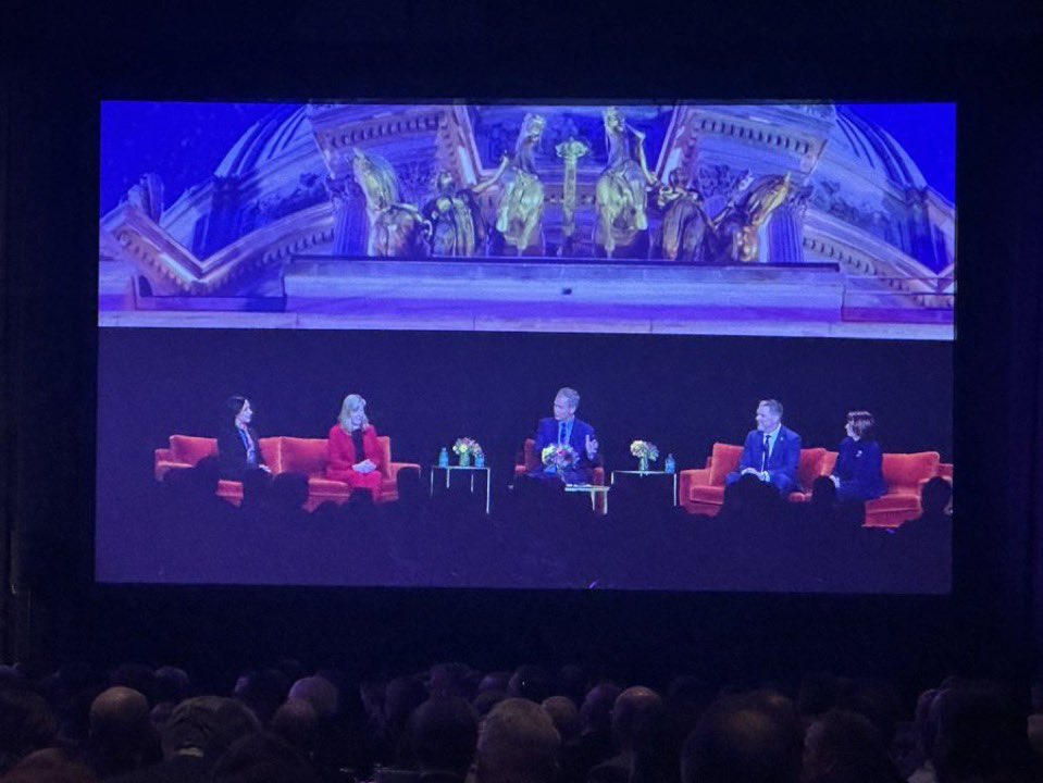 WeberJohnsonPA's tweet photo. Great to hear @LisaDemuthMN talk about the #SessionPriorities of the @MN_Chamber and our business and labor communities to reform our regulatory and permitting process. #mnleg https://t.co/iizMnSxpKE