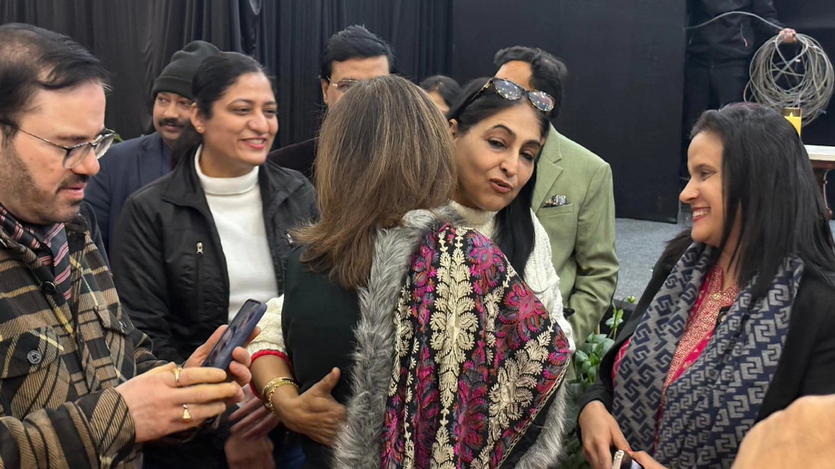 Play "Aapki Saiyaara", Juhi babbar soni बेहतरीन अदाकारा, एक प्यार भरी जफ्फी तो बनती है