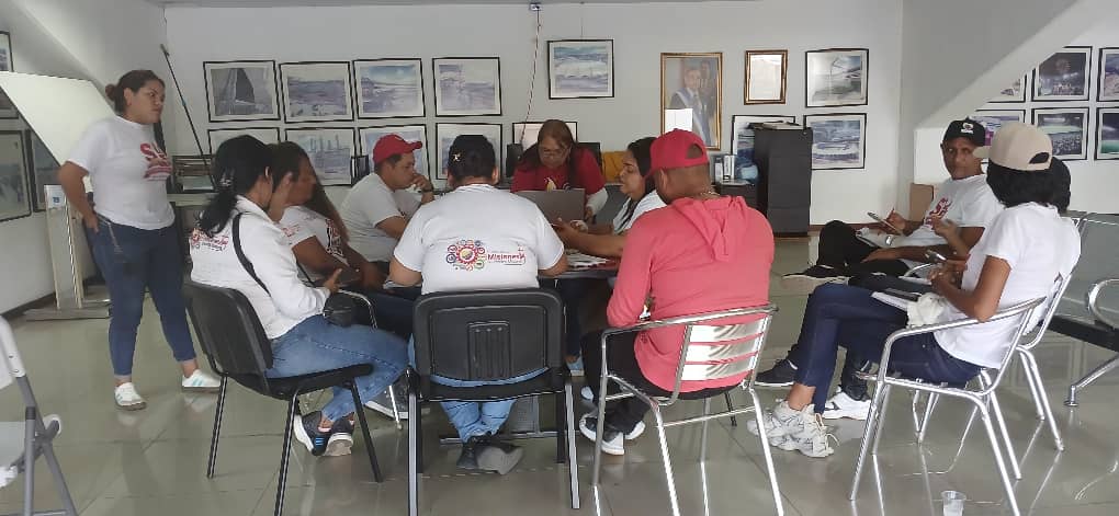 En un encuentro inspirador con la Sec. del Sistema de Misiones Luisa Arocha, trazamos la hermosa ruta del carnaval, uniendo tradición y revolución por la igualdad y justicia social. Juntos, construimos espacios de amor, alegría y esperanza gracias a <a href="/NicolasMaduro/">Nicolás Maduro</a> y <a href="/aMarcanoPsuv/">Ángel Marcano</a>