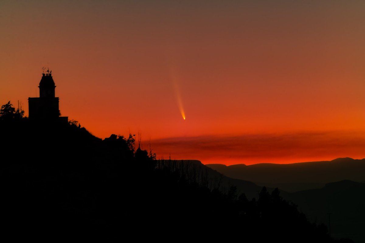 dakouniverse's tweet photo. Cometa G3 ATLAS al atardecer en la ciudad de Zacatecas, México. https://t.co/ubEaFiepfb