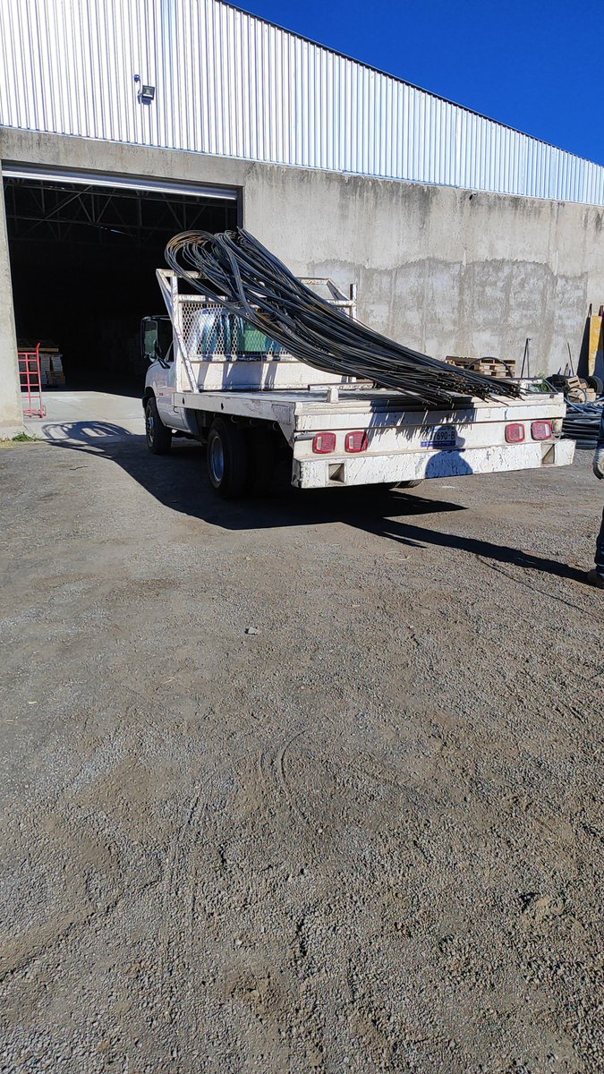 esayul_bocanegr's tweet photo. Un sabio dijo: "Pesa menos una lápiz que una pala" pero también se sabe que "tener un título" no te asegura nada en esta vida 🧬

#TrabajoPesado
#SiFueraFacilSiFueraAsiTodosLoHicieran ⚠️🚚 https://t.co/W8NTohLdi7