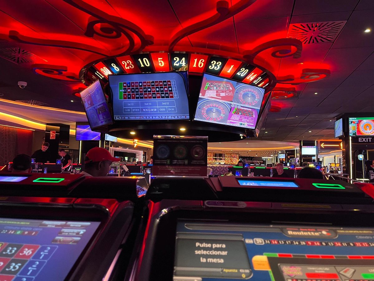 wangyihan_oline's tweet photo. Women's night, there's nothing more exciting than a casino! Each die tells of her bravery and determination." 🎲 🔥 💃 https://t.co/FIol5vCuVN