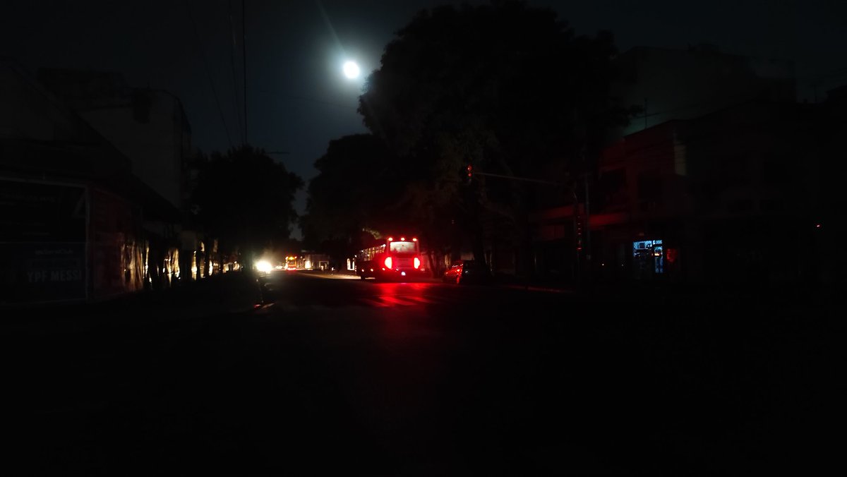wfrhds's tweet photo. @OficialEdesur @todonoticias #TNdeNoche #sinluz Parque Avellaneda a oscuras #edesur @CronicaTV @canal26noticias @telefenoticias https://t.co/VZjQv4TjID