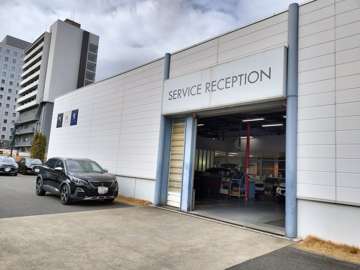 yoshiomaru508's tweet image. 有明サービスポイントでオイル交換。
保管車が何十台もあるなか508はわずか3台ほど…
1台は中古のハイブリッドで成約済みの売り物。508の良さがもっと広まれば！
新型2008は可愛さといかつい感じが同居していて素敵。
#プジョー
#508sw