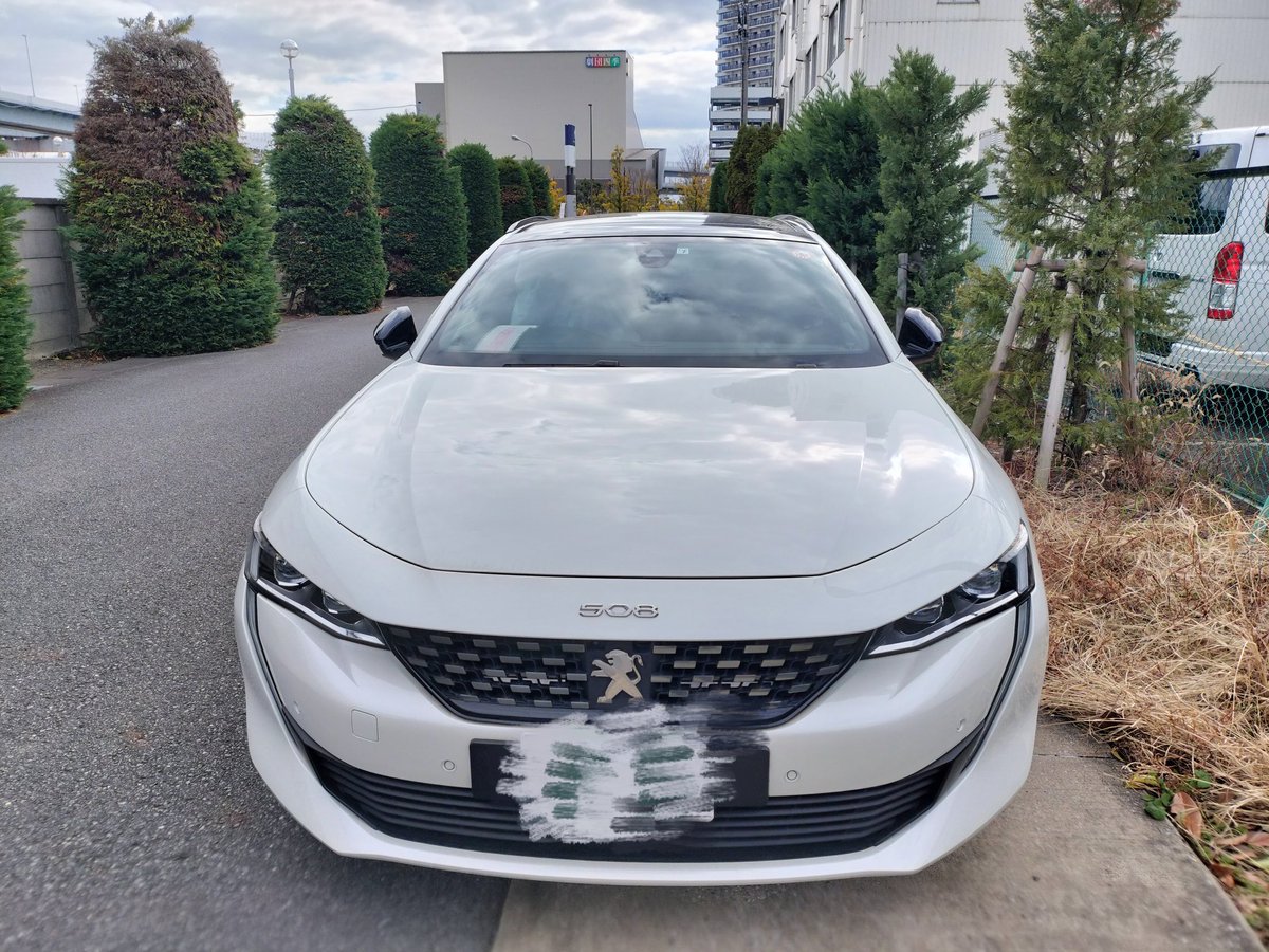 yoshiomaru508's tweet image. 有明サービスポイントでオイル交換。
保管車が何十台もあるなか508はわずか3台ほど…
1台は中古のハイブリッドで成約済みの売り物。508の良さがもっと広まれば！
新型2008は可愛さといかつい感じが同居していて素敵。
#プジョー
#508sw