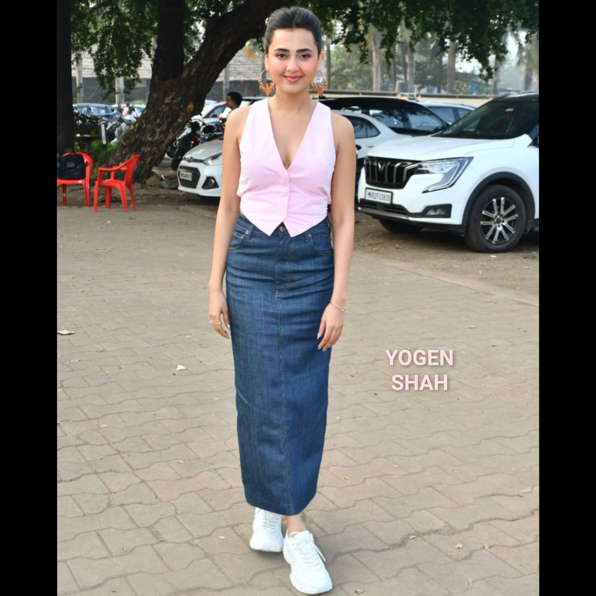yogenshahyogen's tweet photo. Tejasswi Prakash was spotted on set, exuding chic vibes in a long denim skirt paired with a sleeveless pink top, perfectly accessorized with strikingly bold round earrings. https://t.co/EJnKXQLZtl