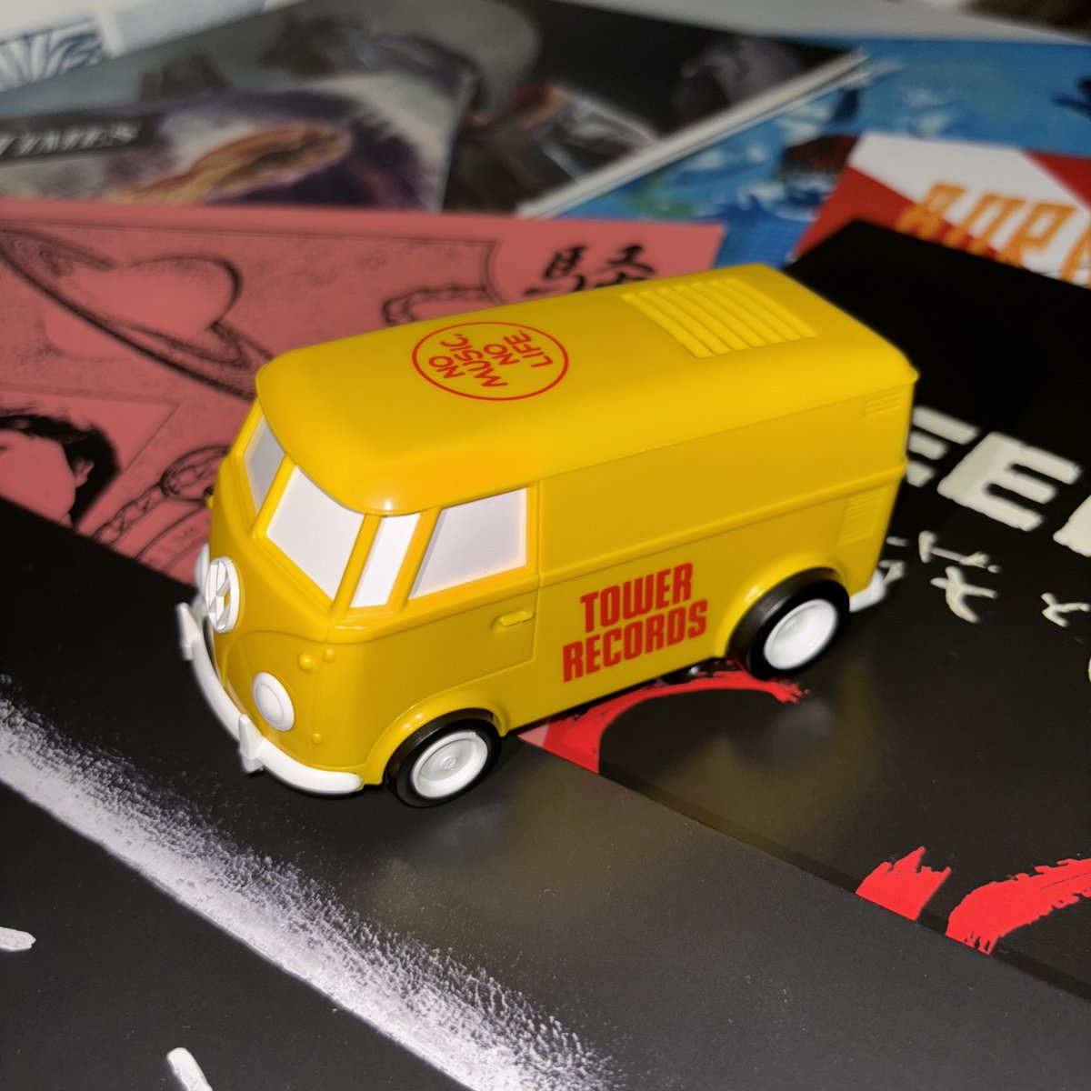 レコード盤の上をクルクルと回転しながら音楽を再生する自走式レコードプレイヤー『RECORD RUNNER(レコードランナー)』のタワレコ特別カラーが登場🚗🎶

「TOWER RECORDS」と「NO MUSIC, NO LIFE.」のロゴを車体へデザインした可愛らしい装いに仕上がりました🌟

tower.jp/article/featur…