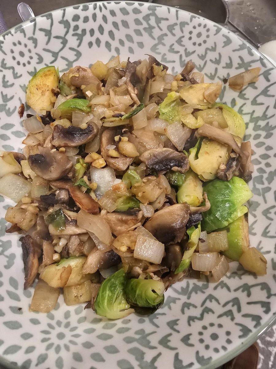 Button mushrooms, brussell sprouts, eggplant, white onion, fresh garlic, fresh ginger, cayenne pepper, cummin, fried in EVOO.

#HealthyEating