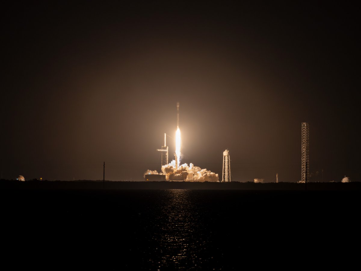 SLDelta45's tweet photo. "Fly me to the moon! Let my payloads go among the stars." -Frank Sinatra, probably 

SLD 45 supported the Falcon 9 launch of two lunar explorers. The science aboard will help @NASA prepare for future missions to the moon. 

🚀: Falcon 9 Blue Ghost Mission 1

2025 Launch Count: 6️⃣ https://t.co/deC54x5Wnc