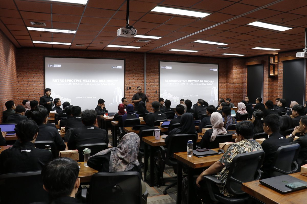 romisw's tweet photo. nak, before you are a leader, success is all about growing yourself, when you become a leader, success is all about growing others ... (jack welch)

dan alhamdulillah setelah hampir 20 tahun akhirnya kita bisa membuktikan bahwa omongan doug norman (1993) benar, bahwa hanya butuh 5000 jam untuk mendidik anak2 muda yg tadinya galau dan ga ngerti apa-apa ini jadi expert ...😊

mulai rekrutmen fresh graduate sma/smk umur 18 tahun di tahun 2006, nyekolahin mereka s1-s2, mendidik mereka pelan2, meningkatkan hardskill & kompetensi mereka, mengubah karakter mereka supaya lebih jujur, lebih tahan banting, mental baja, lebih punya softskill, lebih punya kemampuan verbal ✊️... dan woila ga sadar, sudah lebih dari 100 orang di tahun 2025 ini 😊

jalan yg mudah? oh tidak 😊🙏 ... investasi kesalahan dari anak2 muda yg bertubi2 datang, harus sabar ngopeni kegalauan2 masa muda mereka, dari bujangan, pacaran, nikah sampai punya anak ... belum lagi kalau ada pengkhianatan dari pegawai yg sudah kita biayai sekolahnya ini, baru nerima ijazah langsung keluar, sebenarnya ga papa karena memang ga ada ikatan dinas ... tapi kok ya tega2nya mencopas ide/framework/model bisnis yg sebenarnya sudah kita urus IPR/KI nya, kemudian menjualnya ke kompetitor 😭 ... tapi ya harus disenyumi, diikhlaskan, dan dimaafkan, mudah2an suatu saat nanti mereka akan paham 😊

dan kemudian tidak hanya jadi pegawai, tapi juga menjadikan mereka partner bisnis karena mulai kita berikan saham di perusahaan (induk atau spinoffnya) utk pegawai2 yang loyal, kreatif dan inovatif ...👍

sekali lagi, andai kau tahu nak, jenius itu tidak dilahirkan atau diwariskan secara genetik, jenius itu diperdjoeangkan dengan belajar dan kerja keras (aaron stern) ... selamat atas kerja keras dan perdjoeangan selama ini yo le nduk 😊🙏👍