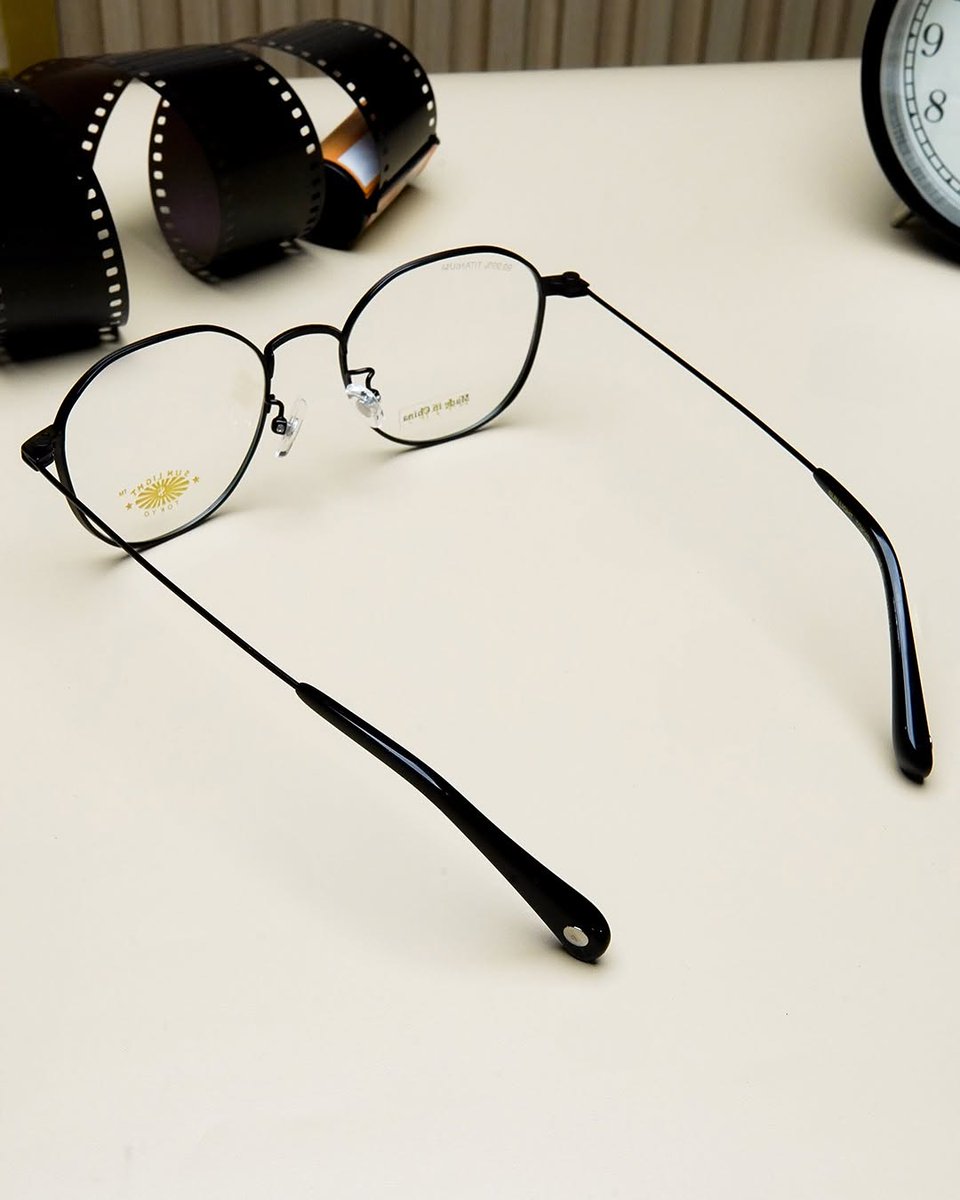 SUN LIGHT adalah jawaban untuk Anda yang mencari frame dengan desain presisi dan seni luar biasa.

Temukan koleksi SUN LIGHT di Optik Tunggal dan jadikan gaya eleganmu semakin sempurna!

SUN LIGHT ; 65043 ; 01 (MATTE BLACK)
Rp2.150.000

#SUNLIGHT #OptikTunggal