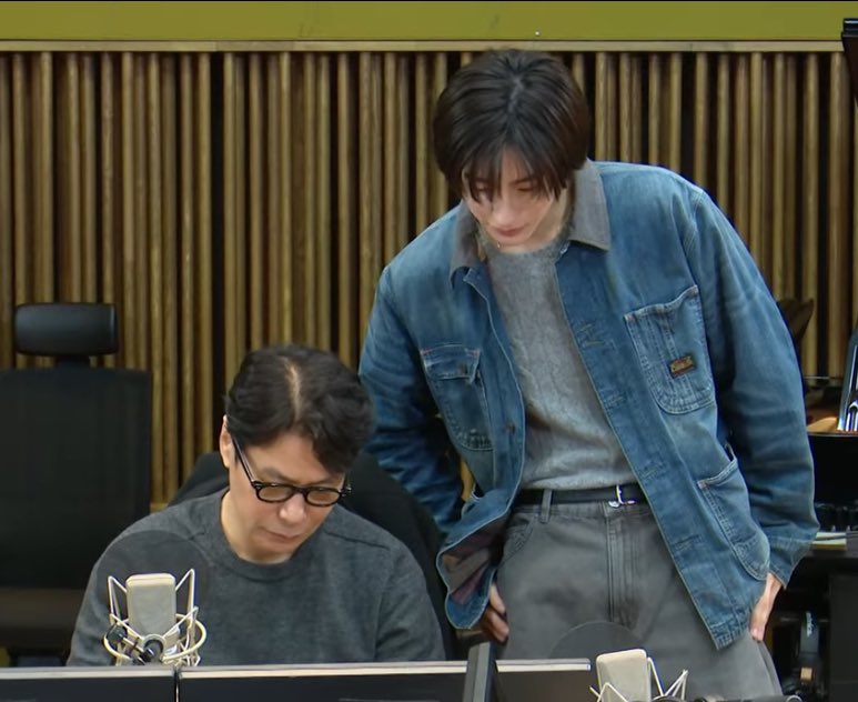 아빠 지하 작업실에 귀대며 아빠의 존재를 느끼던 아이