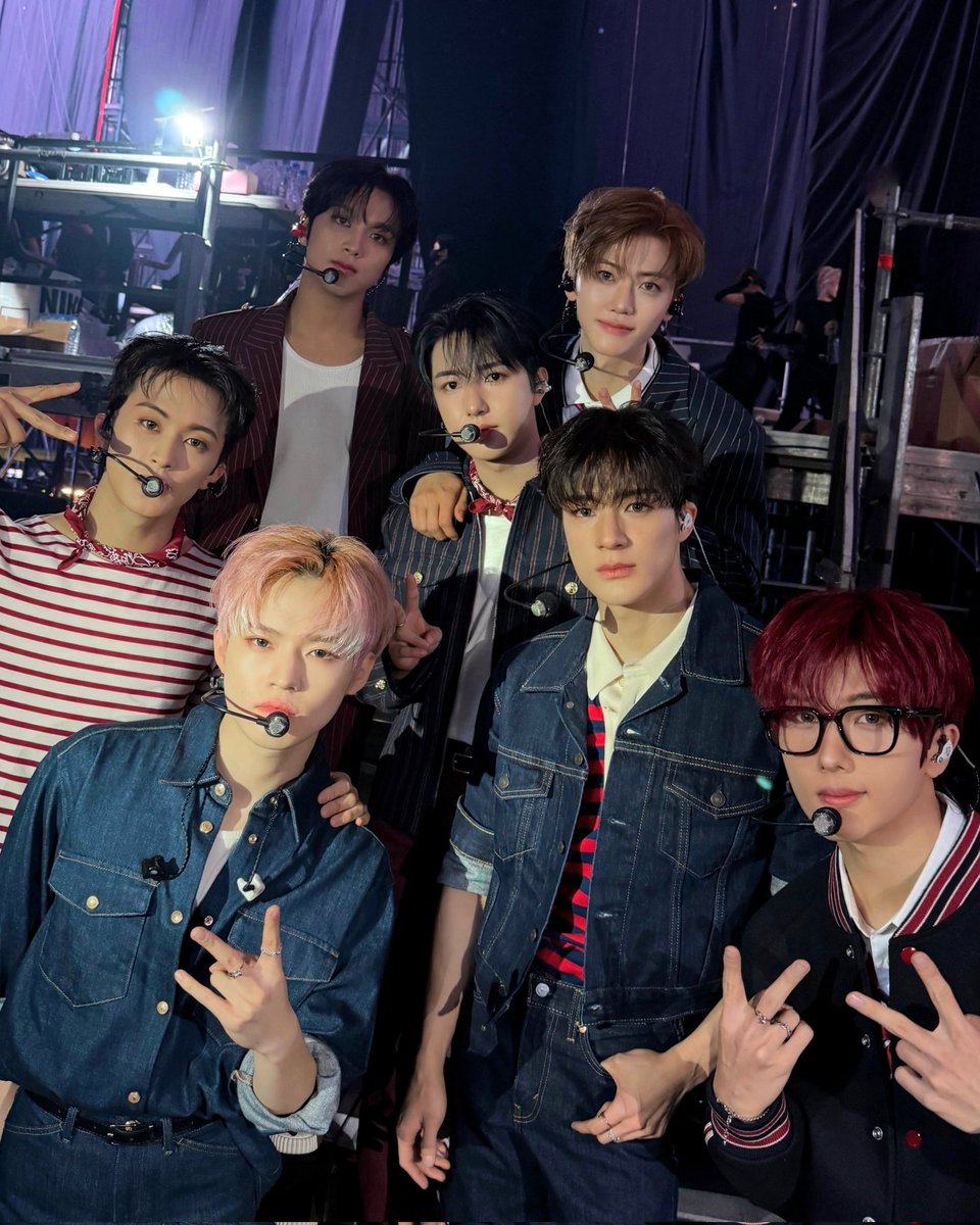 NCTDREOAM's tweet image. SMTOWN concert was totally a blast! We're so happy to performing another collaboration with our seniors also, we did a cover song there! Lets have another full of fun this year, shall we?