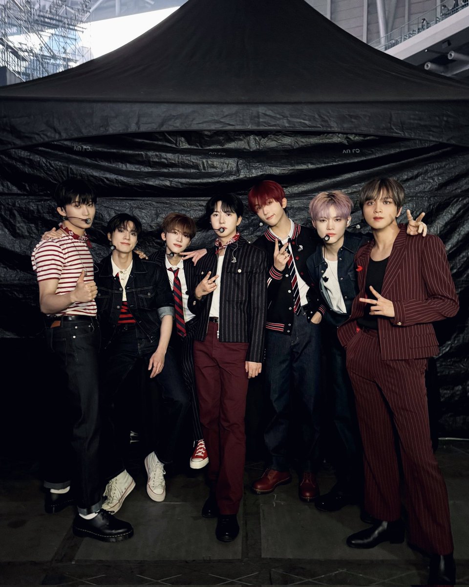 NCTDREOAM's tweet image. SMTOWN concert was totally a blast! We're so happy to performing another collaboration with our seniors also, we did a cover song there! Lets have another full of fun this year, shall we?