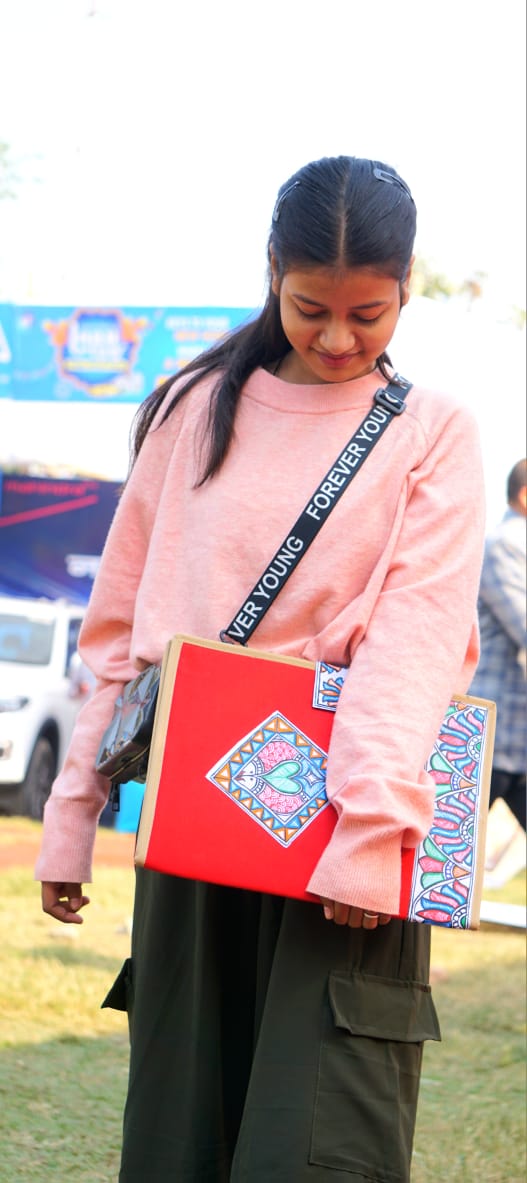 mithilakritihub's tweet image. 🌞🌿मंगलमय भोर 🙏🙏
📂📁Jute File and Folder with handmade mithilaart.
📂📁Perfect stitching, long lasting, easy to use, suitable for all documents and to keep them safe, light in weight.
#File #folder #mithilaart #handmadeart #art #artist #India