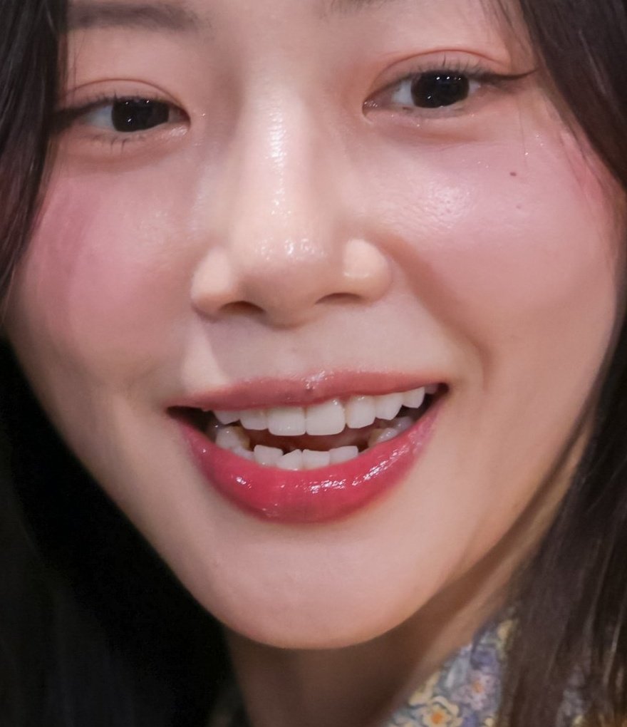 Pie &amp; Minji having the same wiggly lower teeth I'm sliding down the wall ugly sobbing 😭😭😭