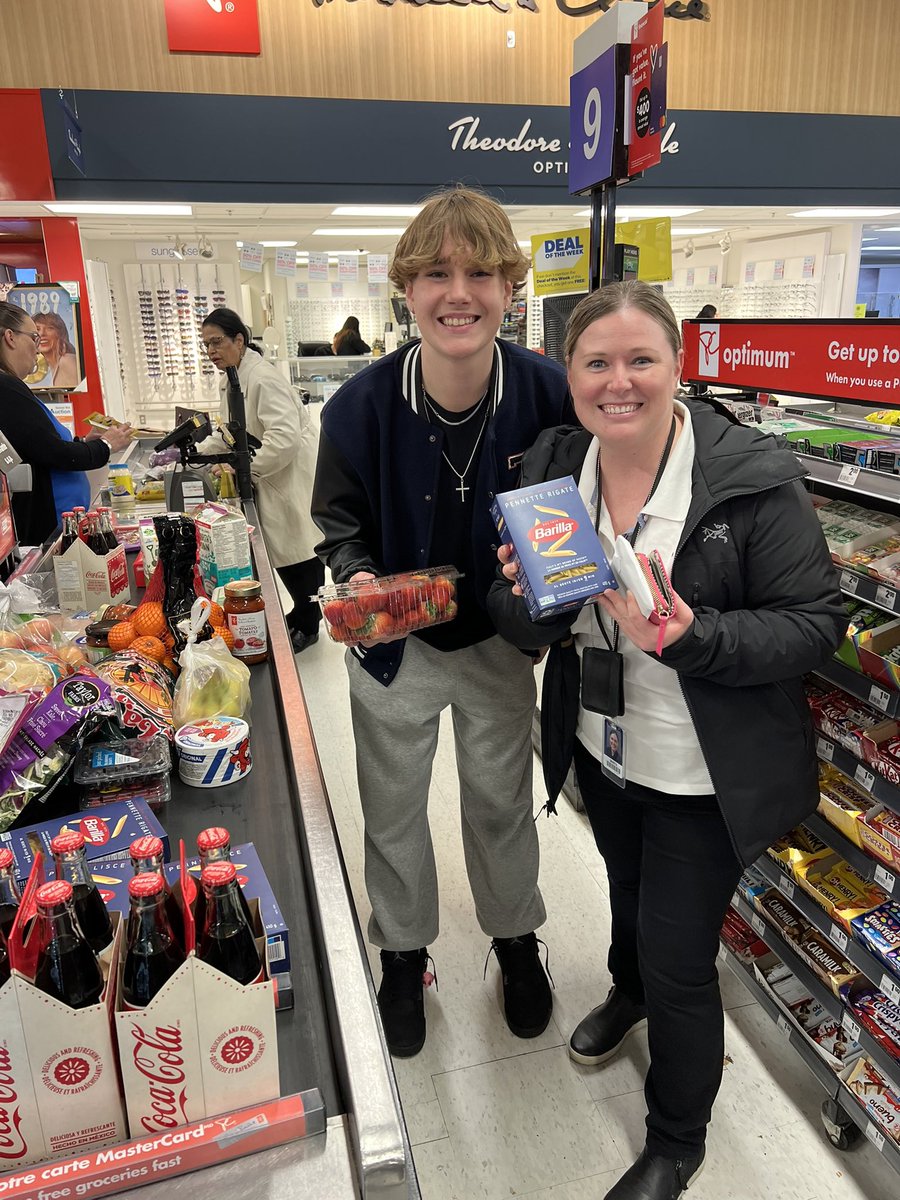 Thanks <a href="/VanPoliceFnd/">Vancouver Police Foundation</a> and donors for your support of the Food For Families In Need Program! ❤️ This initiative not only provides food and essentials for those who need it most but it also establishes positive interactions and relationships between the community and VPD officers.