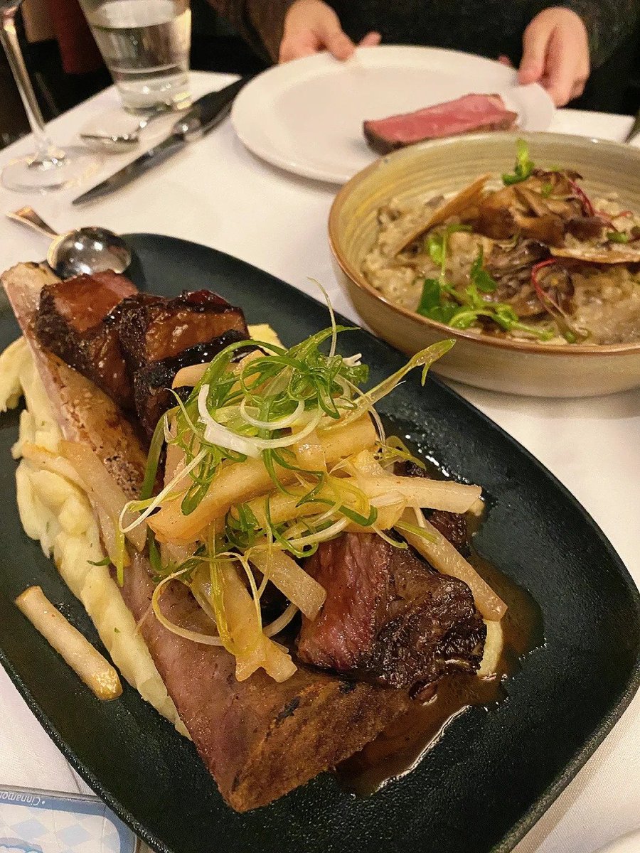 tulipzxcv1's tweet image. The black truffle fries in the set are delicious! The truffle aioli sauce is also on point!