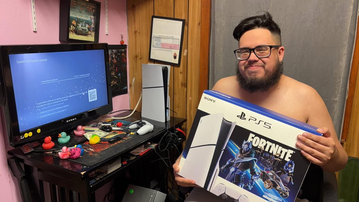 PastorKen_FGC's tweet photo. My fucking rep gave me a whole ass PS5 since he did so good during holidays. Maybe I can finally make the full switch to pad 👀 https://t.co/9YmtcpXGnb
