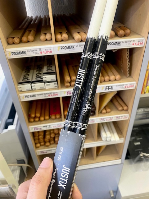 Koeido_Gakkiten's tweet photo. ONE OK ROCK Tomoyaモデルスティックが入荷！1年半以上の製作期間を設け、Tomoya氏のドラムプレイを最大限活かすドラムスティックが完成！
https://t.co/Lv5kq4P2Hi
#ワンオク #oneokrock #tomoya #JUSTIX #ドラムスティック #小樽 https://t.co/7XhiQs4xGQ
