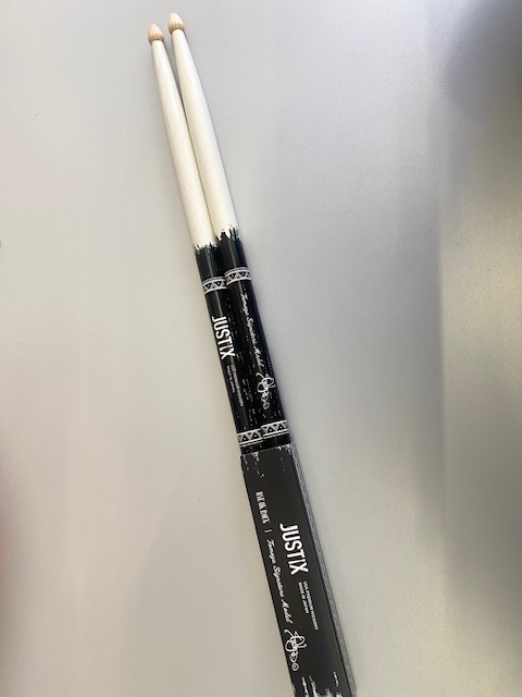 Koeido_Gakkiten's tweet photo. ONE OK ROCK Tomoyaモデルスティックが入荷！1年半以上の製作期間を設け、Tomoya氏のドラムプレイを最大限活かすドラムスティックが完成！
https://t.co/Lv5kq4P2Hi
#ワンオク #oneokrock #tomoya #JUSTIX #ドラムスティック #小樽 https://t.co/7XhiQs4xGQ