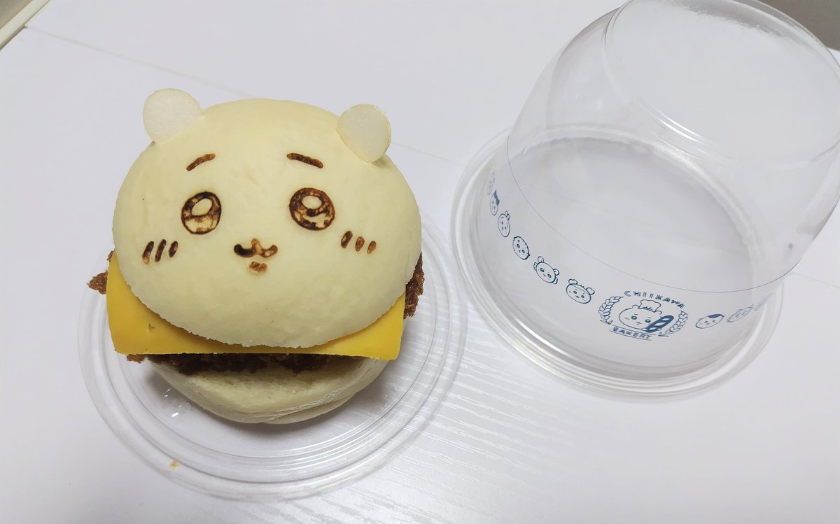 ちいかわベーカリー🍞
パンの説明ナガノさんだよね！ちっちゃいイラストも全部かわいい💕
帰り何度も袋の中のぞいちゃった
夜で疲れてたけどちいちゃん🍔と目が合うと力みなぎるのだった