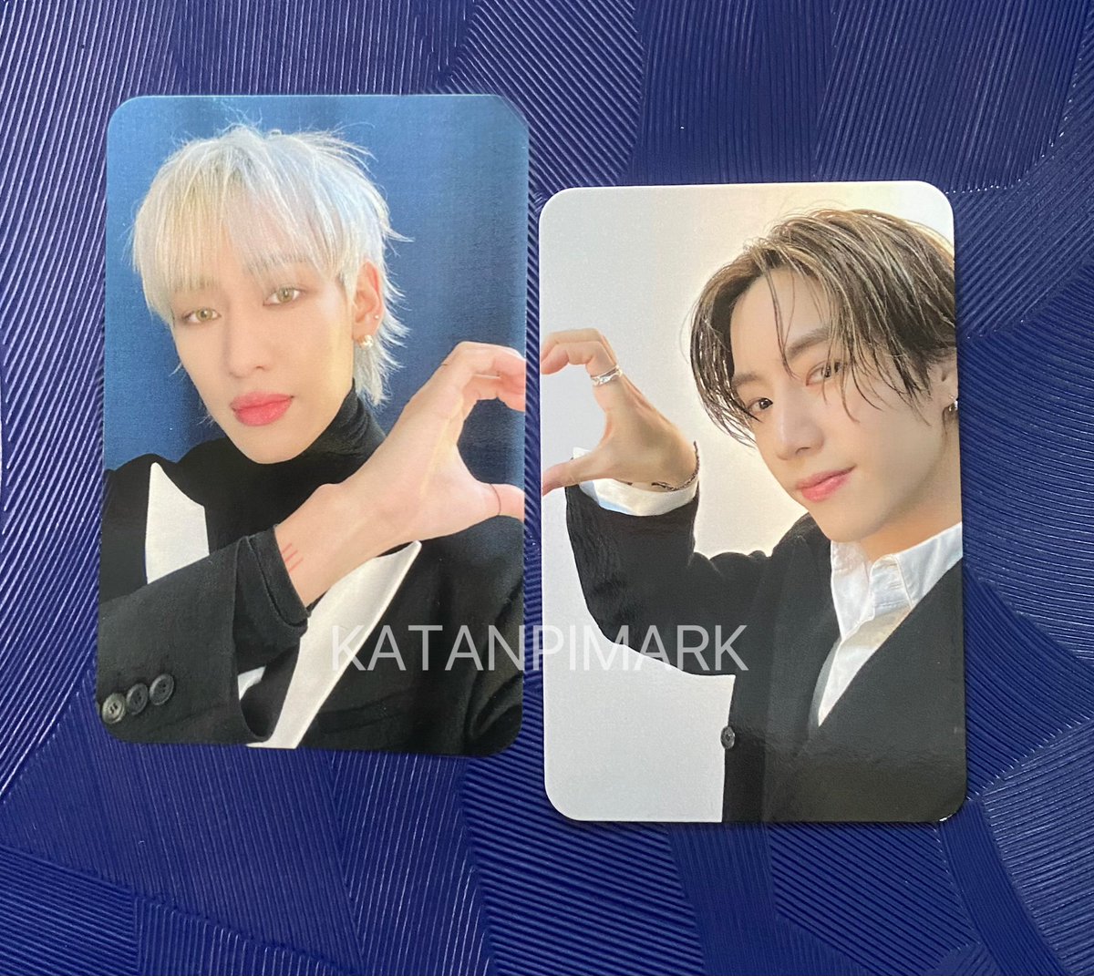 Katanpimark's tweet photo. มาร์คตอนถ่ายรูปรวมจะลงไปนั่งถ่ายข้างแบม แต่เจ็บขา เลยไปยืนแทน น้องเลยแซวว่าแบบก็30กันแล้วอะเนอะ 😂😂😂😂

#MarkTuan #BamBam
#MarkBam #MTBB 
#GOT7 #갓세븐 
#IGOT7 #아가새
#11thWinterwithGOT7
#갓세븐함께라서고마워 
#아가새함께라서고마워 https://t.co/y1r17f33Ff