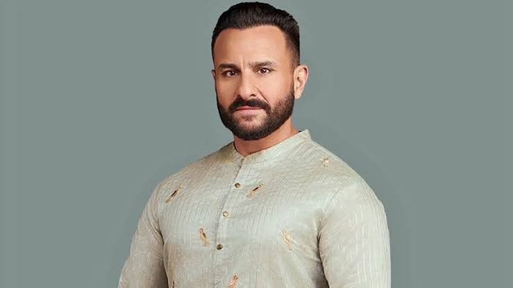 JaikyYadav16's tweet photo. बड़ी ख़बर 🚨

मशहूर बॉलीवुड अभिनेता सैफ़ अली ख़ान पर हमला किया गया है। सैफ़ अली खान पर यह हमला उनके ही घर में हुआ, बताया जा रहा है कि 

रात में 2 बजे कोई अज्ञात व्यक्ति उनके घर में घुसा और उसने सैफ़ अली खान पर धारदार हथियार से हमला कर दिया, जिसके बाद 

सैफ़ अली खान को मुंबई के लीलावती अस्पताल में भर्ती कराया गया है।

अभी तक वह अज्ञात हमलावर फरार है पुलिस जाँच में जुट गई है।