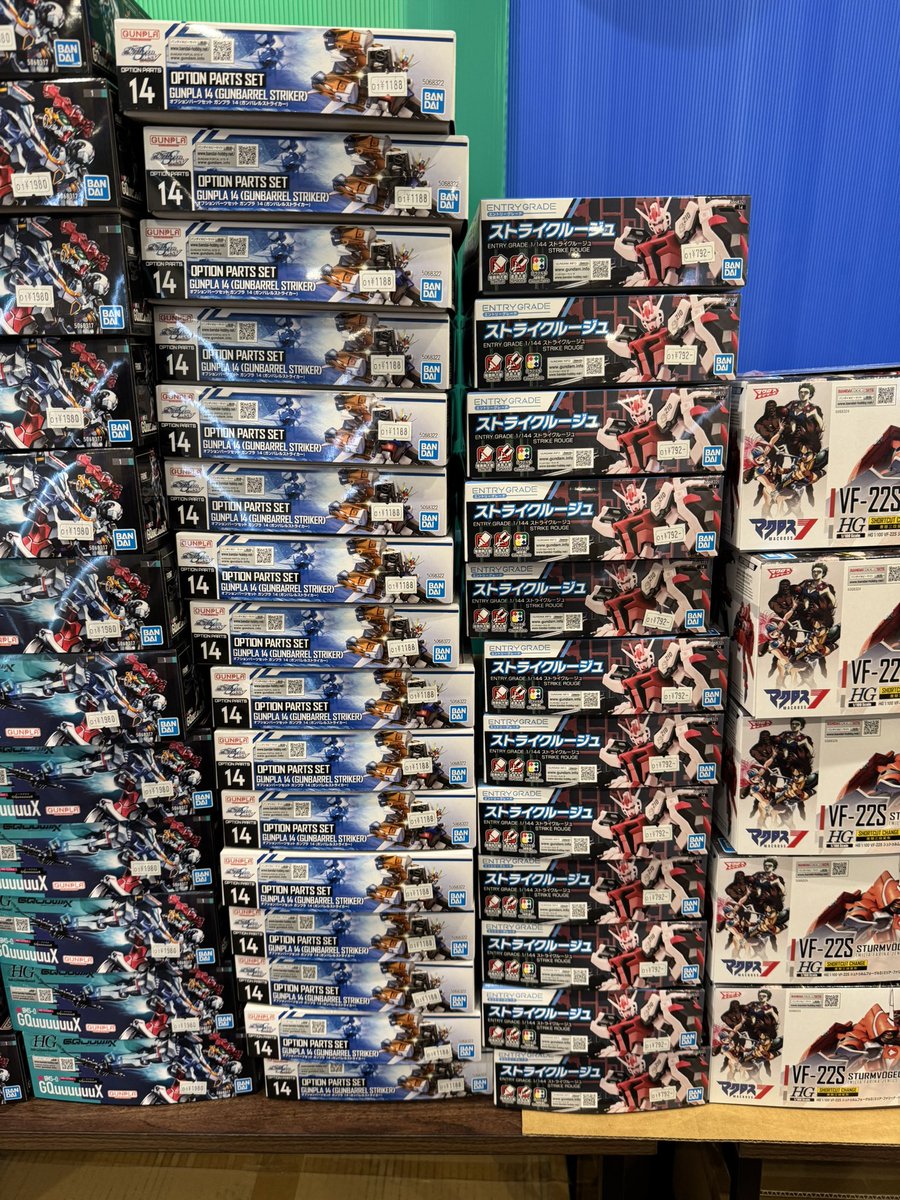 famima56125's tweet photo. RGルージュ、ガンバレルストライカー、VF-22ミリア、リーベルプリースト入荷しました。
全てお値段価格、VF-22はデカール付きが2つで特化でご提供です。
#コンビニ模型店
#ファミリーマート港野跡二丁目店
#ストライクルージュ
#VF22
#30MF https://t.co/qATRA7W8Ya