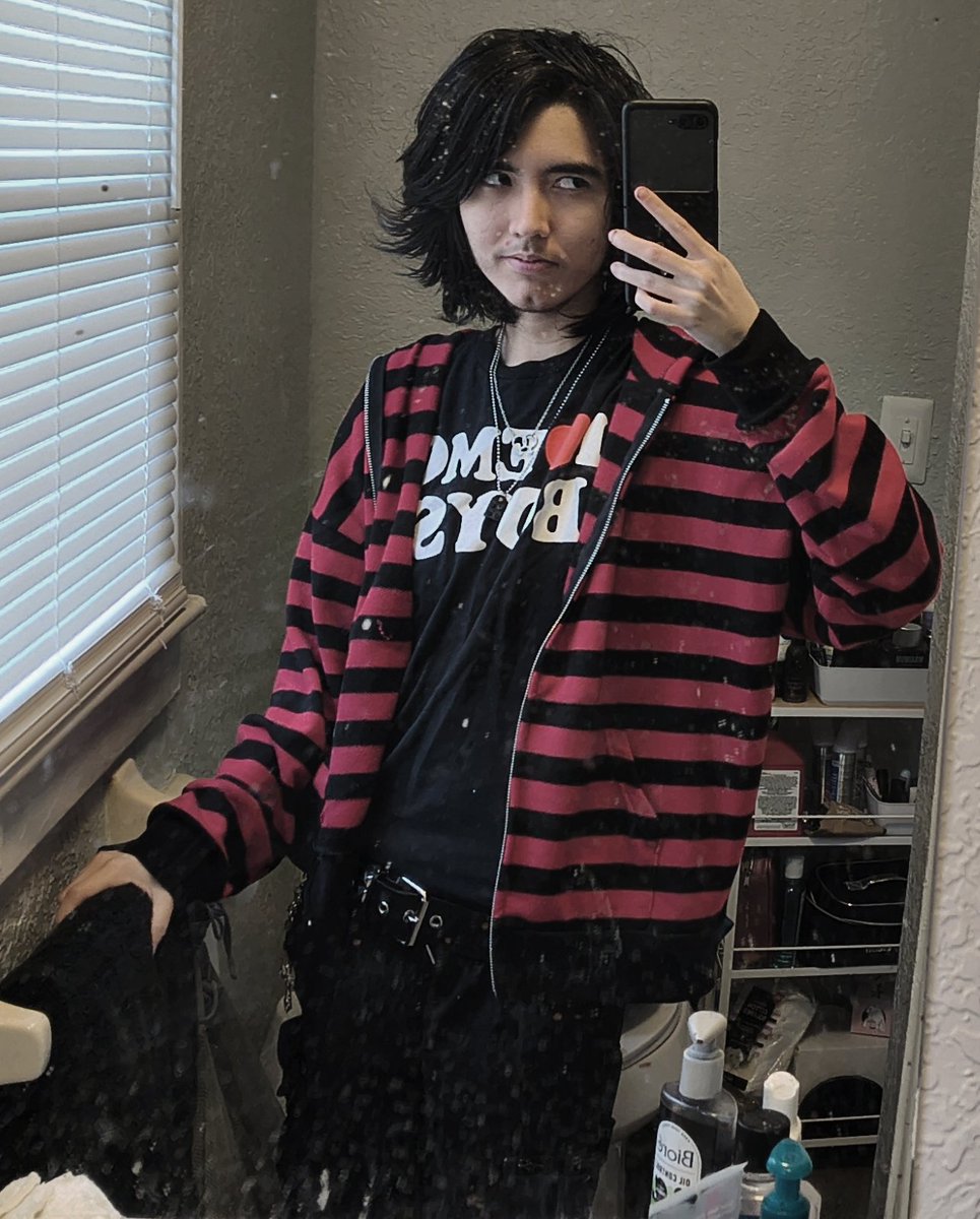 MRPERFECTIYFlNE's tweet photo. you guys have GOT to stop letting your sons play sega's hit 2005 game shadow the hedgehog for the Nintendo GameCube spefically, it gives them long hair and pronouns when they grow up. https://t.co/jnSQV7W7HL