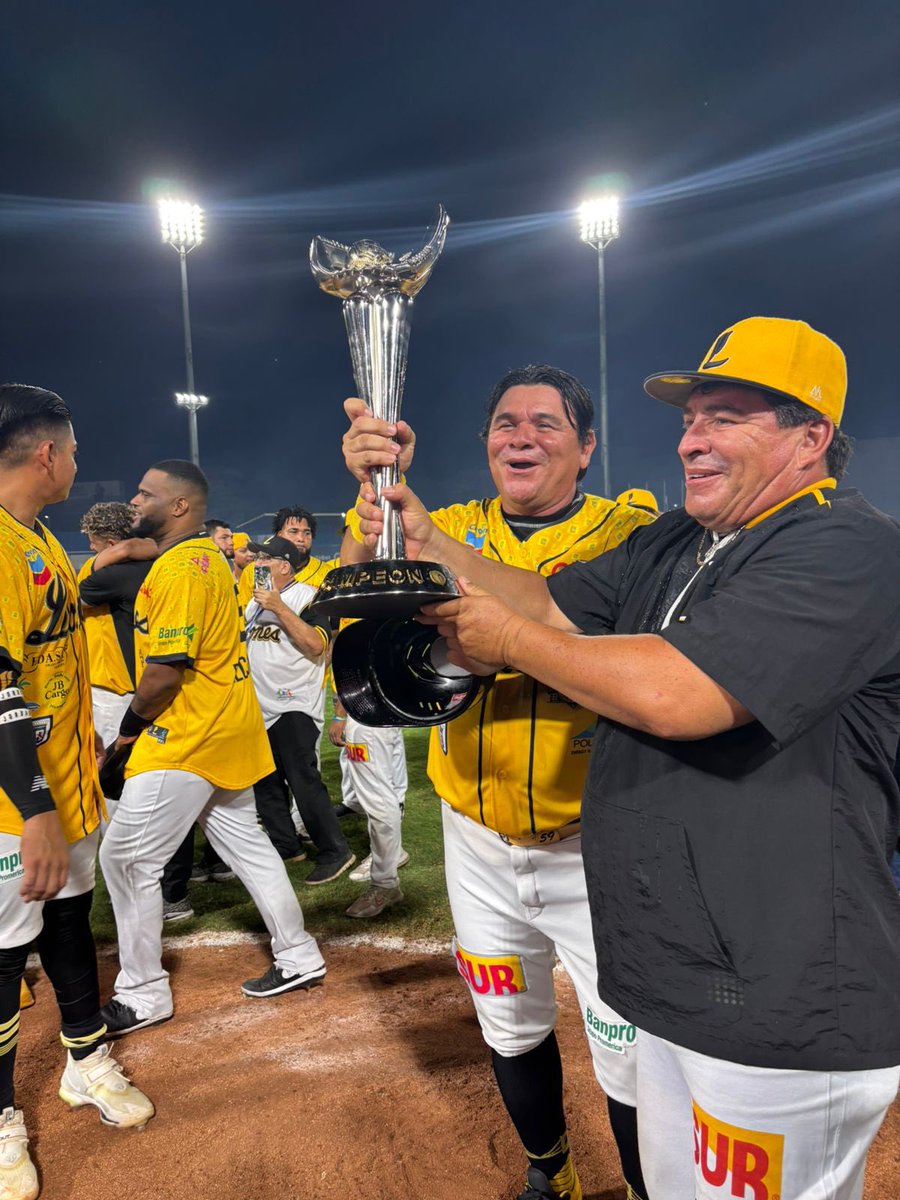 8DeportivoTN8's tweet photo. Imágenes de la celebración de los Leones de Leon tras coronarse campeones de la LBPN 2024-25. #Beisbol #LBPN https://t.co/EiqezPKB6r