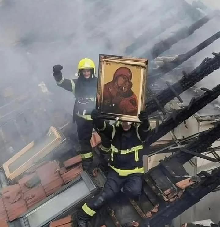 Bomberos que combaten los incendios en Los Ángeles sostienen imagen de Nuestra Madre Santísima. 

Oración por los Bomberos

🙏