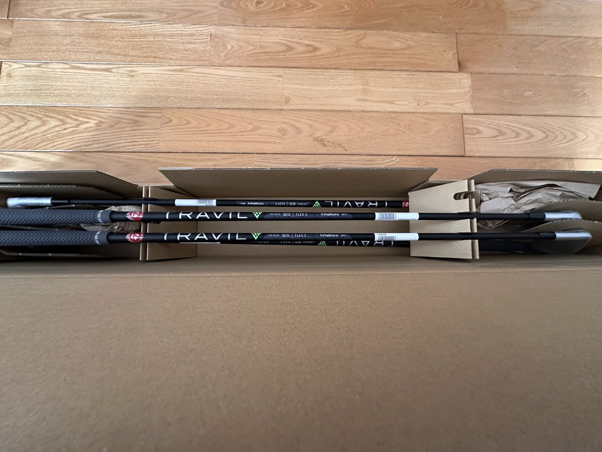 akky_kabu's tweet photo. オーダーしてたアイアンが届いた!
早速ウエイトとバランス測って調整しよう。
#taylormade
#p790
#travil https://t.co/KmPV0ieUXu