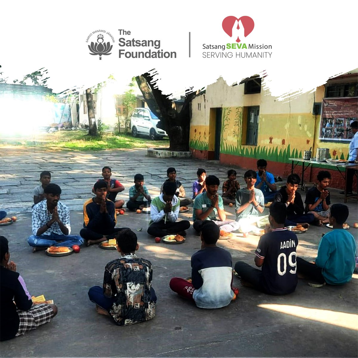 SatsangTweets's tweet photo. Since 2017 1,05,500 meals have been offered by #SatsangSevaMission volunteers to marginalized communities at Vallabh Niketan Ashram, Namma Mane &amp; Lakshmipura, Bengaluru via weekly #AnnadaanamSeva &amp; monthly #DryRations.
To volunteer, write to connect@satsang-foundation.org.
#SSM https://t.co/LL3FVRNA5B