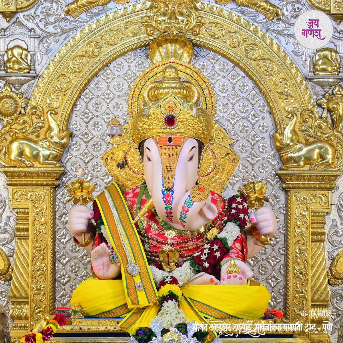 DagdushethG's tweet photo. ‘नामस्मरणात स्मरण, स्मरणात नामस्मरण
अनन्य भक्ती भावे स्पर्शिन तुझे चरण’

https://t.co/CbwPSzmhDC

#shrimant #dagdushethhalwaiganpati 
#shrimantmoraya
#shrimantdagdusheth
#dagdusheth #dagdushethganpati #pune #punekar #suvarnyug #maharashtra #mumbai #devotional #hindu https://t.co/UwQq7bL8jK