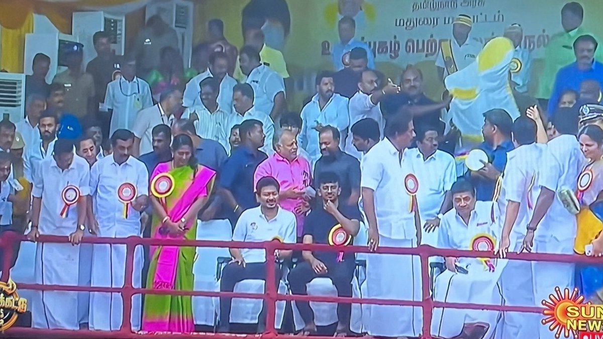 Karthika_MCK's tweet photo. இந்த குடும்பத்திற்கும்,
இவங்க பரம்பரைக்கும் சல்லிக்கட்டிற்கும் எந்த தொடர்பு இருக்கிறது? https://t.co/qqMboJmzA1