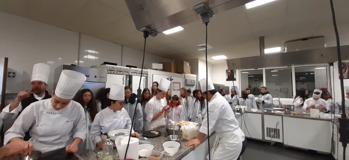 Visite pour les élèves du parcours culturel Louvre à l'école Ferrandi pour le projet " Un tableau en une bouchée"
Au fil de la visite, les élèves ont eu droit à du pain sorti du four et une viennoiserie... 😋