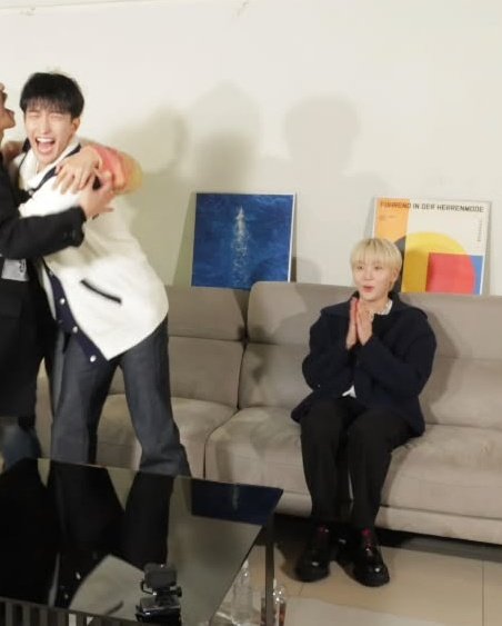 moeum_zip's tweet photo. 내향인 사이에서 고통받는 외향인 뿌 ㅋㅋ https://t.co/Ufs4wjGoYy