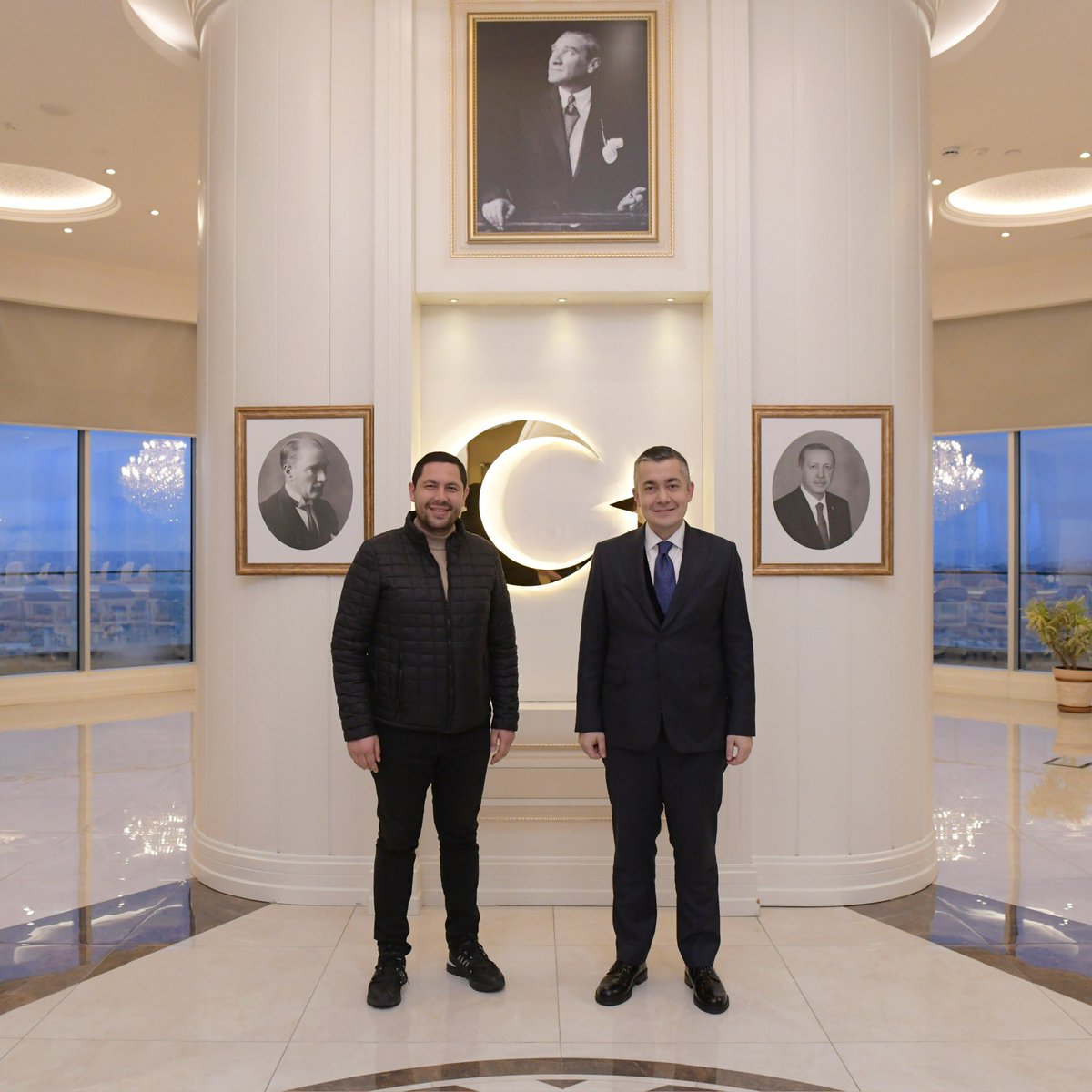 Can_Aksoy_'s tweet photo. 2009 Sivas günlerimizden beri süren dostluğumuzda, ikimiz de yaş almışız. Yerel basında bitmek bilmeyen enerjisi ile tanıdığım Bekir Tagizade’ye ziyareti için teşekkür ederim. 

Tüm Sivaslı dostlarıma baki selamlarımla. https://t.co/DUvjVSyTdu
