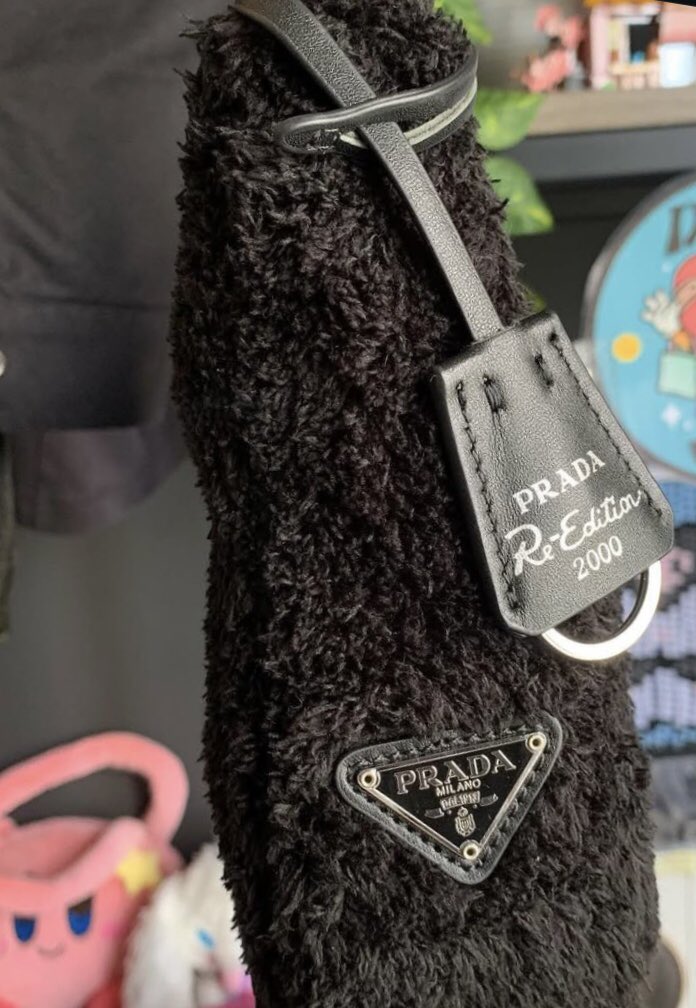 kfcmcdstarbucks's tweet photo. WTS Preloved Tas Prada Milano Re-Edition 2000 Terry Size 12 x 20. Balzip Lampo, lengkap Noiser. Perfect Condi, no goresan/lecet dan noda, like NEW, no Sign of Wear (Bekas pemakaian) 🔥 1,7jt bisa banget nego atau mau tanya2 bisa bgt buat DM ya. Thank you! 🥰❤️ https://t.co/tjn5kOV1Bm