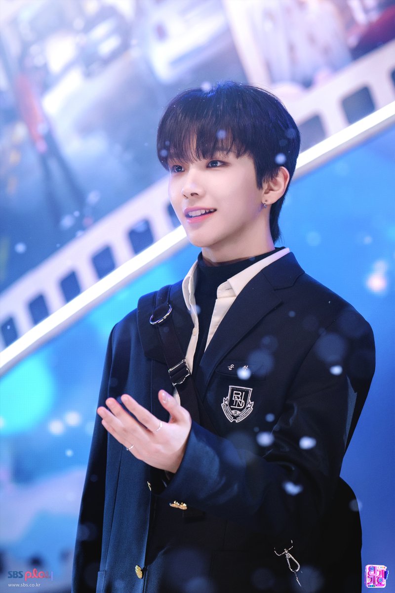 2025년 쇼킹 사건☆☆☆
우리 운학이가 20살이 됨⛄
((19.9살이라고... 19.99살이라고오.....))

🩷영원한 아기MC🩷 운하기〰🧸
오늘 하루만! 성인MC 하기루 해🥹🥹