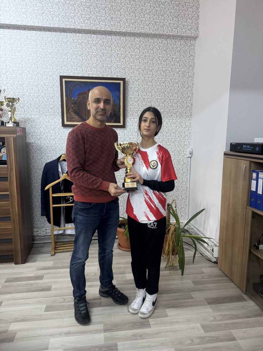 GSB Okul Sporları kapsamında Floor Curling Yıldız Kız ve Yıldız Erkek takımız İstanbul İl Birincisi olarak kazandıkları kupaları okul Müdürümüz <a href="/Suleymanozden33/">Süleyman ÖZDEN</a> e takdim ettiler. <a href="/gul_davut/">Davut GÜL</a> <a href="/CobanogluF/">Fatih Çobanoğlu</a> <a href="/istanbulilmem/">İstanbul İl Millî Eğitim Müdürlüğü</a> <a href="/MucahitYentur/">Murat Mücahit Yentür</a> <a href="/esenyurtmem/">Esenyurt İlçe Millî Eğitim Müdürlüğü</a> <a href="/TayfunOzyolcu/">Tayfun ÖZYOLCU</a>