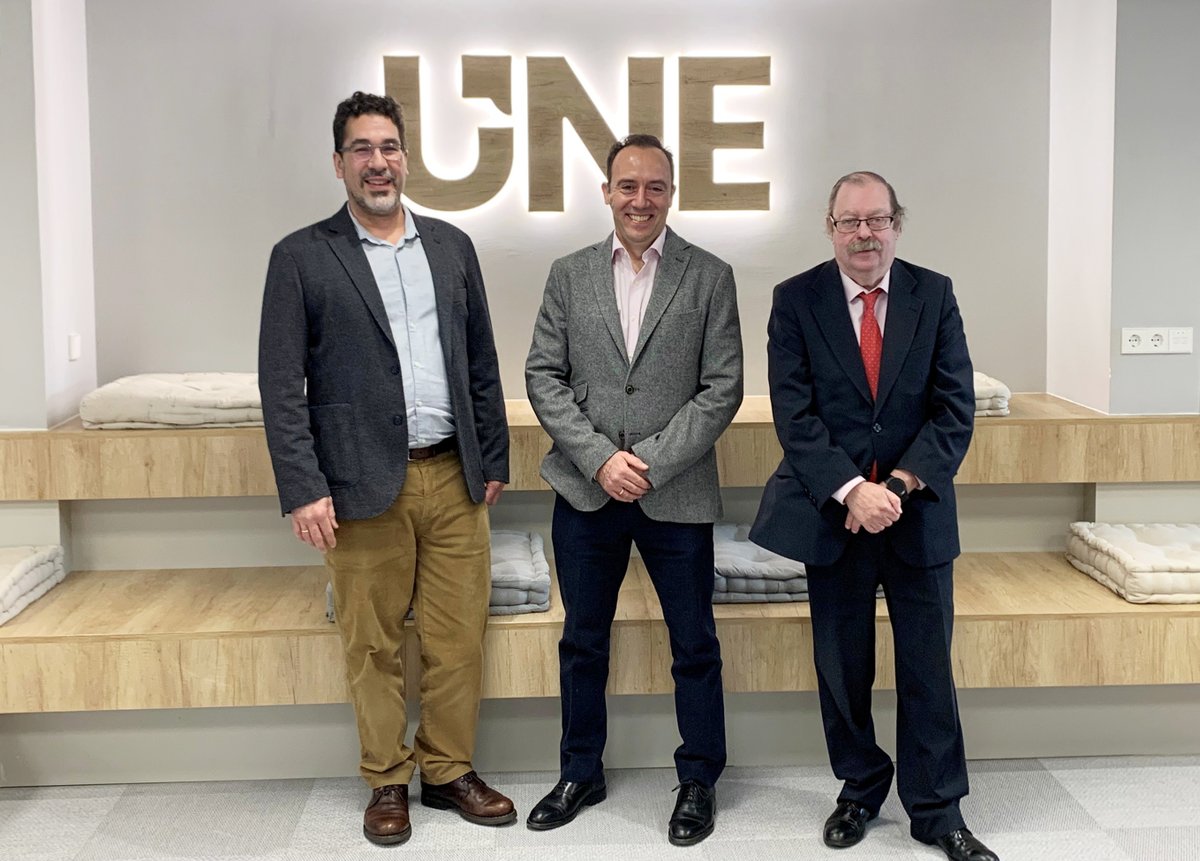 NormasUNE's tweet photo. 🪟  #UNE y @ASOVEN_PVC se han reunido con motivo de la reciente incorporación de #ASOVENPVC como #miembroUNE.

👥  Participaron el director general adjunto UNE, Julián Caballero; el coordinador de Organizaciones e Instituciones, @fmachicadom; y el director de @ASOVEN_PVC, Jaime Fernández.

🔵  Repasaron los beneficios de la membresía y propusieron colaboraciones para el desarrollo de normas técnicas que impulsen el sector de la ventana de PVC.

💡  Conoce los beneficios de ser #miembroUNE: https://t.co/om2uDJxhWf

#UNEProgresoCompartido #MiembrosUNE #normalización #VentanasPVC #calidad #sostenibilidad