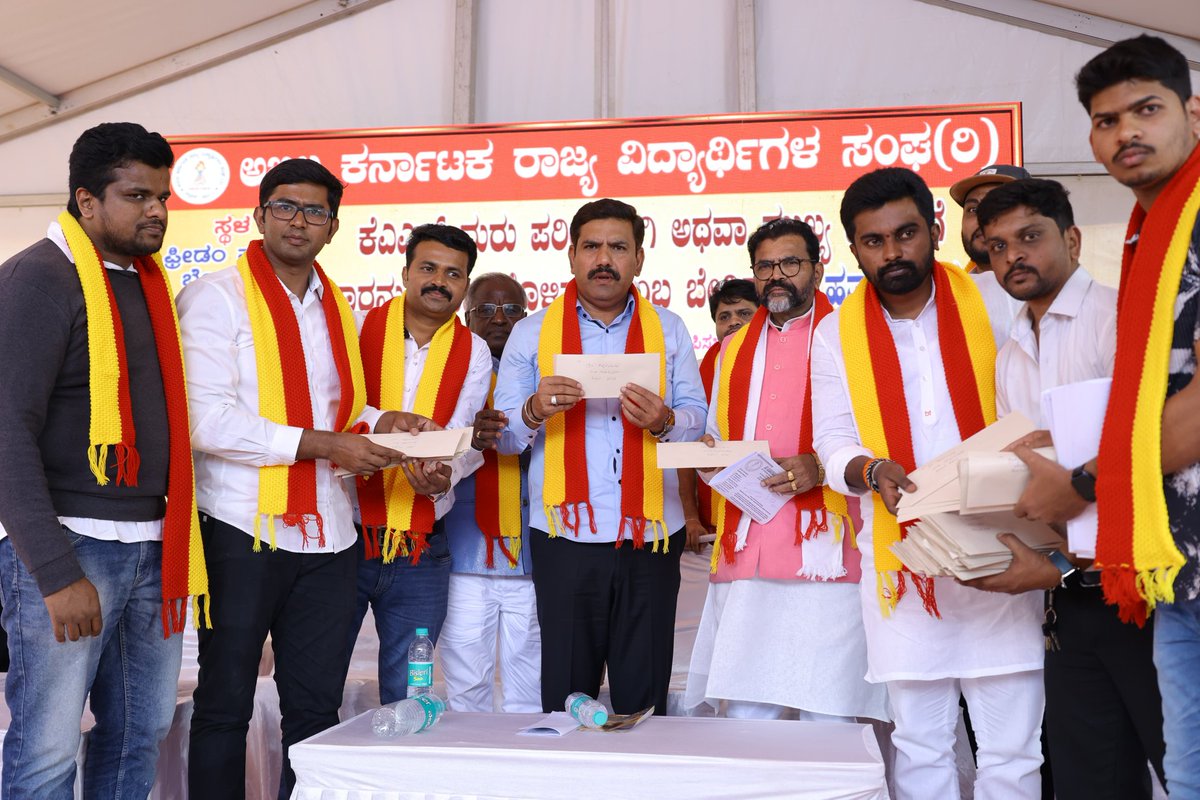 BYVijayendra's tweet photo. "ಯುವಜನರಿಗೆ ನಿರುದ್ಯೋಗ ಭಾಗ್ಯ ಕಲ್ಪಿಸುವ 
ಕ್ರೌರ್ಯ ಮೆರೆಯುತ್ತಿರುವ ಕಾಂಗ್ರೆಸ್ ಸರ್ಕಾರಕ್ಕೆ ಧಿಕ್ಕಾರ" 

ಅಖಿಲ ಕರ್ನಾಟಕ ರಾಜ್ಯ ವಿದ್ಯಾರ್ಥಿಗಳ ಸಂಘದ ಕೆಪಿಎಸ್ಸಿ ಯಡವಟ್ಟುಗಳ ವಿರುದ್ಧ ವಿವಿಧ ಬೇಡಿಕೆಗಳ ಈಡೇರಿಕೆಗೆ ಆಗ್ರಹಿಸಿ ಬೆಂಗಳೂರಿನ ಫ್ರೀಡಂ ಪಾರ್ಕ್ ನಲ್ಲಿ ನಡೆಯುತ್ತಿರುವ ಬೃಹತ್ ಪ್ರತಿಭಟನಾ ಸಭೆಯಲ್ಲಿ ಭಾಗವಹಿಸಲಾಯಿತು. ಕಠಿಣ ಪರಿಶ್ರಮದಿಂದ ಉದ್ಯೋಗವನ್ನು ಅರಸಿ ಪರೀಕ್ಷೆಗಳನ್ನು ಬರೆಯುವ ಲಕ್ಷಾಂತರ ಉದ್ಯೋಗಾಕಾಂಕ್ಷಿಗಳ ಗೊಂದಲ ಪರಿಹರಿಸುವ ನಿಟ್ಟಿನಲ್ಲಿ ಸರ್ಕಾರ ಯಾವುದೇ ಕ್ರಮ ಕೈಗೊಳ್ಳುತ್ತಿಲ್ಲ, ಅಲ್ಲದೇ ಕೆಎಎಸ್ ಪರೀಕ್ಷೆಯ ಪ್ರಶ್ನೆಗಳನ್ನು ಮಾತೃ ಭಾಷೆ ಕನ್ನಡಕ್ಕೆ ಭಾಷಾಂತರ ಮಾಡುವಲ್ಲಿಯೂ ಸಂಪೂರ್ಣ ವಿಫಲವಾಗಿರುವ ರಾಜ್ಯ ಸರ್ಕಾರ ಹಾಊಕೆಪಿಎಸ್ಸಿಯ ನಿರಂತರ ಹುಳುಕುಗಳಿಗೆ ಸಂಪೂರ್ಣ ಕಡಿವಾಣ ಹಾಕಿ ನೇಮಕಾತಿ ಪರೀಕ್ಷೆಗಳನ್ನು ಪಾರದರ್ಶಕವಾಗಿ ನಡೆಸಲು ಹಾಗೂ ಉದ್ಯೋಗಾಕಾಂಕ್ಷಿಗಳ ಎಲ್ಲ ಬೇಡಿಕೆಗಳನ್ನು ಈಡೇರಿಸಿ ಸೂಕ್ತ ಕ್ರಮ ಕೈಗೊಳ್ಳಬೇಕು ಎಂದು ಆಗ್ರಹಿಸಲಾಯಿತು. 

ಈ ಸಂದರ್ಭದಲ್ಲಿ ವಿಧಾನ ಪರಿಷತ್ ವಿರೋಧ ಪಕ್ಷ ನಾಯಕರಾದ ಶ್ರೀ @NswamyChalavadi, ಕರ್ನಾಟಕ ರಾಜ್ಯ ರೈತ ಸಂಘದ ರಾಜ್ಯಾಧ್ಯಕ್ಷರಾದ ಶ್ರೀ ಕೋಡಿಹಳ್ಳಿ ಚಂದ್ರಶೇಖರ್, ಮುವ ಮೋರ್ಚಾ ರಾಜ್ಯಾಧ್ಯಕ್ಷರು ಹಾಗೂ ಶಾಸಕರಾದ ಶ್ರೀ @dheerajmuniraj, ಪಕ್ಷದ ಬೆಂಗಳೂರು ನಗರ ಜಿಲ್ಲಾಧ್ಯಕ್ಷರಾದ ಶ್ರೀ ಸಪ್ತಗಿರಿ ಗೌಡ, ದಲಿತ ಮುಖಂಡರಾದ ಶ್ರೀವೆಂಕಟಸ್ವಾಮಿ, ಮಾರಸಂದ್ರ ಶ್ರೀ ಮುನಿಯಪ್ಪ ಸೇರಿದಂತೆ ವಿವಿಧ ಸಂಘಟನೆಗಳ ಪ್ರಮುಖರು ಹಾಗೂ ಸಾವಿರಾರು ಉದ್ಯೋಗಾಕಾಂಕ್ಷಿ ಯುವ ಮಿತ್ರರು ಉಪಸ್ಥಿತರಿದ್ದರು.
#CongressFailsKarnataka