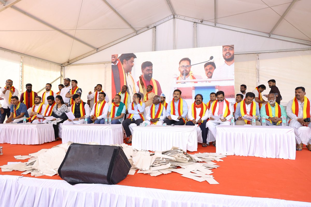BYVijayendra's tweet photo. "ಯುವಜನರಿಗೆ ನಿರುದ್ಯೋಗ ಭಾಗ್ಯ ಕಲ್ಪಿಸುವ 
ಕ್ರೌರ್ಯ ಮೆರೆಯುತ್ತಿರುವ ಕಾಂಗ್ರೆಸ್ ಸರ್ಕಾರಕ್ಕೆ ಧಿಕ್ಕಾರ" 

ಅಖಿಲ ಕರ್ನಾಟಕ ರಾಜ್ಯ ವಿದ್ಯಾರ್ಥಿಗಳ ಸಂಘದ ಕೆಪಿಎಸ್ಸಿ ಯಡವಟ್ಟುಗಳ ವಿರುದ್ಧ ವಿವಿಧ ಬೇಡಿಕೆಗಳ ಈಡೇರಿಕೆಗೆ ಆಗ್ರಹಿಸಿ ಬೆಂಗಳೂರಿನ ಫ್ರೀಡಂ ಪಾರ್ಕ್ ನಲ್ಲಿ ನಡೆಯುತ್ತಿರುವ ಬೃಹತ್ ಪ್ರತಿಭಟನಾ ಸಭೆಯಲ್ಲಿ ಭಾಗವಹಿಸಲಾಯಿತು. ಕಠಿಣ ಪರಿಶ್ರಮದಿಂದ ಉದ್ಯೋಗವನ್ನು ಅರಸಿ ಪರೀಕ್ಷೆಗಳನ್ನು ಬರೆಯುವ ಲಕ್ಷಾಂತರ ಉದ್ಯೋಗಾಕಾಂಕ್ಷಿಗಳ ಗೊಂದಲ ಪರಿಹರಿಸುವ ನಿಟ್ಟಿನಲ್ಲಿ ಸರ್ಕಾರ ಯಾವುದೇ ಕ್ರಮ ಕೈಗೊಳ್ಳುತ್ತಿಲ್ಲ, ಅಲ್ಲದೇ ಕೆಎಎಸ್ ಪರೀಕ್ಷೆಯ ಪ್ರಶ್ನೆಗಳನ್ನು ಮಾತೃ ಭಾಷೆ ಕನ್ನಡಕ್ಕೆ ಭಾಷಾಂತರ ಮಾಡುವಲ್ಲಿಯೂ ಸಂಪೂರ್ಣ ವಿಫಲವಾಗಿರುವ ರಾಜ್ಯ ಸರ್ಕಾರ ಹಾಊಕೆಪಿಎಸ್ಸಿಯ ನಿರಂತರ ಹುಳುಕುಗಳಿಗೆ ಸಂಪೂರ್ಣ ಕಡಿವಾಣ ಹಾಕಿ ನೇಮಕಾತಿ ಪರೀಕ್ಷೆಗಳನ್ನು ಪಾರದರ್ಶಕವಾಗಿ ನಡೆಸಲು ಹಾಗೂ ಉದ್ಯೋಗಾಕಾಂಕ್ಷಿಗಳ ಎಲ್ಲ ಬೇಡಿಕೆಗಳನ್ನು ಈಡೇರಿಸಿ ಸೂಕ್ತ ಕ್ರಮ ಕೈಗೊಳ್ಳಬೇಕು ಎಂದು ಆಗ್ರಹಿಸಲಾಯಿತು. 

ಈ ಸಂದರ್ಭದಲ್ಲಿ ವಿಧಾನ ಪರಿಷತ್ ವಿರೋಧ ಪಕ್ಷ ನಾಯಕರಾದ ಶ್ರೀ @NswamyChalavadi, ಕರ್ನಾಟಕ ರಾಜ್ಯ ರೈತ ಸಂಘದ ರಾಜ್ಯಾಧ್ಯಕ್ಷರಾದ ಶ್ರೀ ಕೋಡಿಹಳ್ಳಿ ಚಂದ್ರಶೇಖರ್, ಮುವ ಮೋರ್ಚಾ ರಾಜ್ಯಾಧ್ಯಕ್ಷರು ಹಾಗೂ ಶಾಸಕರಾದ ಶ್ರೀ @dheerajmuniraj, ಪಕ್ಷದ ಬೆಂಗಳೂರು ನಗರ ಜಿಲ್ಲಾಧ್ಯಕ್ಷರಾದ ಶ್ರೀ ಸಪ್ತಗಿರಿ ಗೌಡ, ದಲಿತ ಮುಖಂಡರಾದ ಶ್ರೀವೆಂಕಟಸ್ವಾಮಿ, ಮಾರಸಂದ್ರ ಶ್ರೀ ಮುನಿಯಪ್ಪ ಸೇರಿದಂತೆ ವಿವಿಧ ಸಂಘಟನೆಗಳ ಪ್ರಮುಖರು ಹಾಗೂ ಸಾವಿರಾರು ಉದ್ಯೋಗಾಕಾಂಕ್ಷಿ ಯುವ ಮಿತ್ರರು ಉಪಸ್ಥಿತರಿದ್ದರು.
#CongressFailsKarnataka