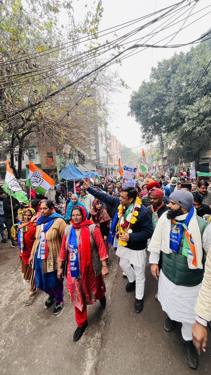 RajeshLilothia's tweet photo. नामांकन यात्रा में मिल रहे जनता के स्नेह और आशीर्वाद ने जीत की एक झलक दिखाई है। 

चुनाव में 20 दिन शेष हैं और सीमापुरी विधानसभा के लोगों ने अभी से अपना इरादा स्पष्ट कर दिया है..
#rajeshlilothia
#DelhiElections2025 https://t.co/uHvD5kqtMz