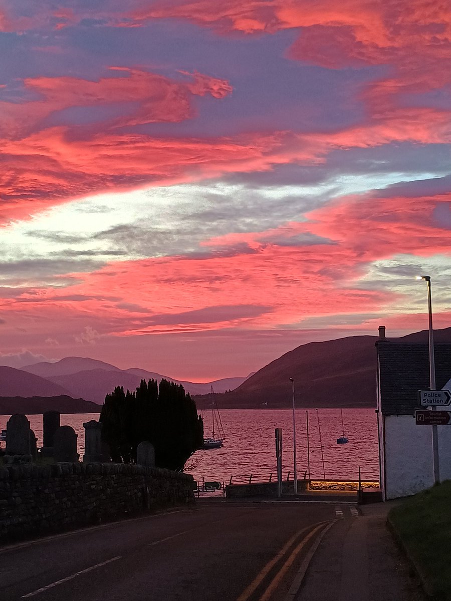 KHD_2017's tweet photo. Oh my goodness. This morning's #sunrise will live long in my memory
#earlymorningwalk #morningwalk #lochbroom https://t.co/cICYGFgxYr