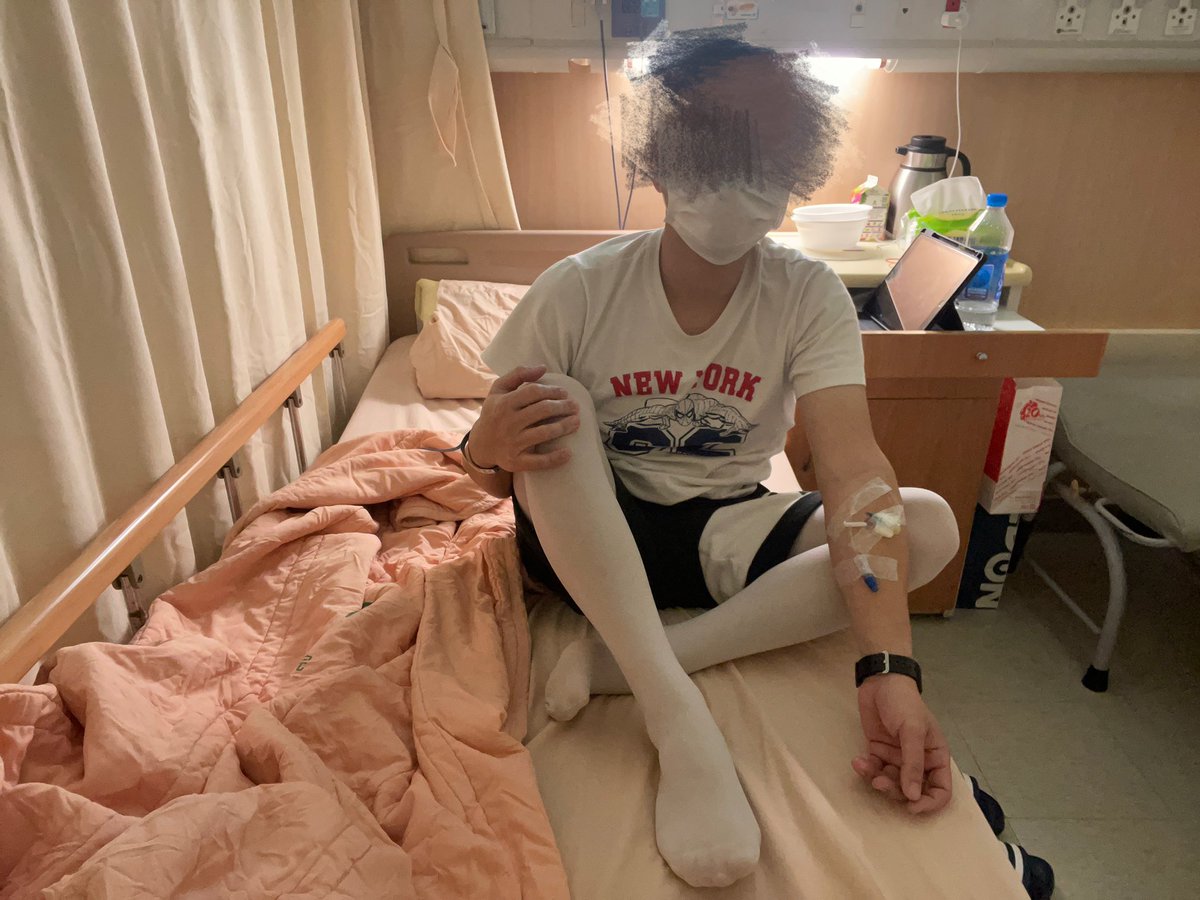 穿褲襪已成日常
急診的時候當然也是穿著褲襪了
穿褲襪到醫院是什麼體驗？
那就是不管醫生還是護士甚至是病人都會盯著你看😅
附上在病房的褲襪照

#絲襪 #褲襪 #白褲襪 #褲襪愛好者 #男生穿褲襪 #mantyhoseinpublic #pantyhose #whitepantyhose #mantyhose #stockings #tight