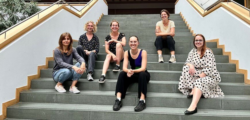 Projekt #UPWr i <a href="/leuphana/">Leuphana</a> zbadał jak mobilność kształtuje relacje z miejscem i jaki może to mieć wpływ na zarządzanie  środowiskiem w transgranicznym regionie Odry. Mobilność nie osłabia więzi, lecz przekształca je w dynamiczne, elastyczne formy 🌿🚶‍♀️
👉 bit.ly/40b9rAQ