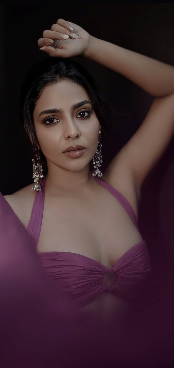_Ruby_20's tweet photo. Her jaw lineand curves 🥰♥️ https://t.co/DKiUPrg7j1